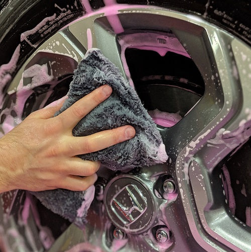 Microfiber Wrapped Scratch-Free Washing Sponge washing tire rims with Prefoamance high foaming car wash soap